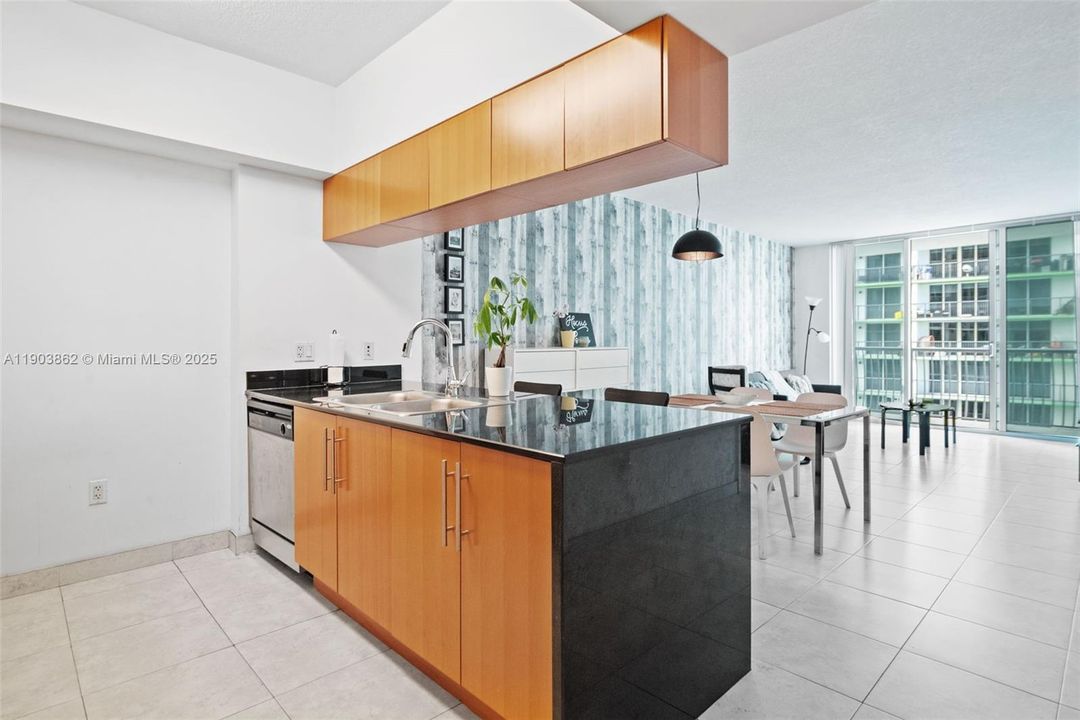 Active With Contract: $305,000 (1 beds, 1 baths, 825 Square Feet)