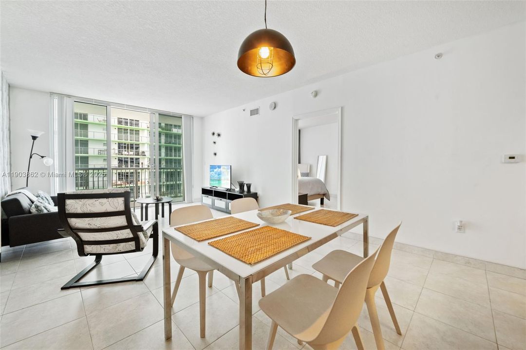 Active With Contract: $305,000 (1 beds, 1 baths, 825 Square Feet)