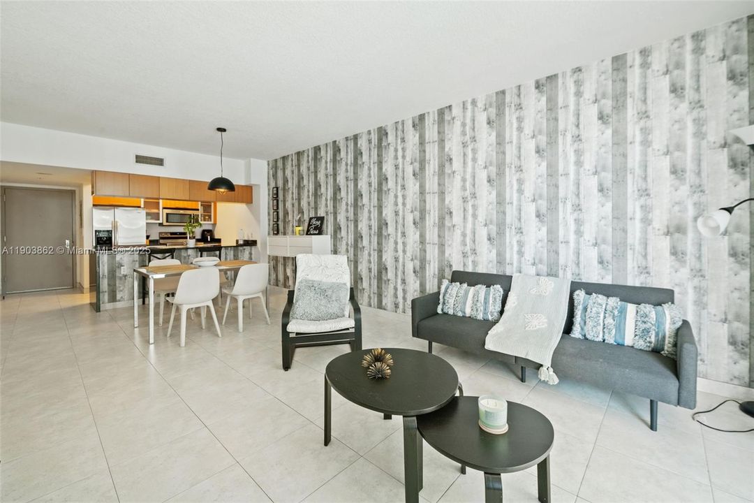 Active With Contract: $305,000 (1 beds, 1 baths, 825 Square Feet)