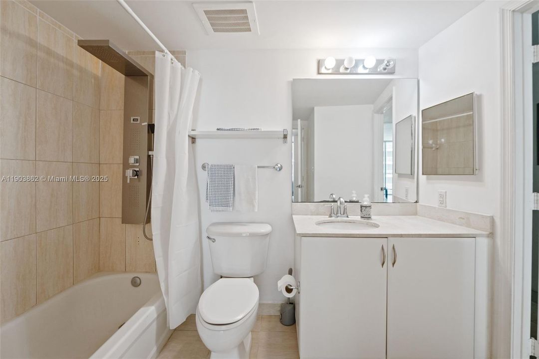 Active With Contract: $305,000 (1 beds, 1 baths, 825 Square Feet)