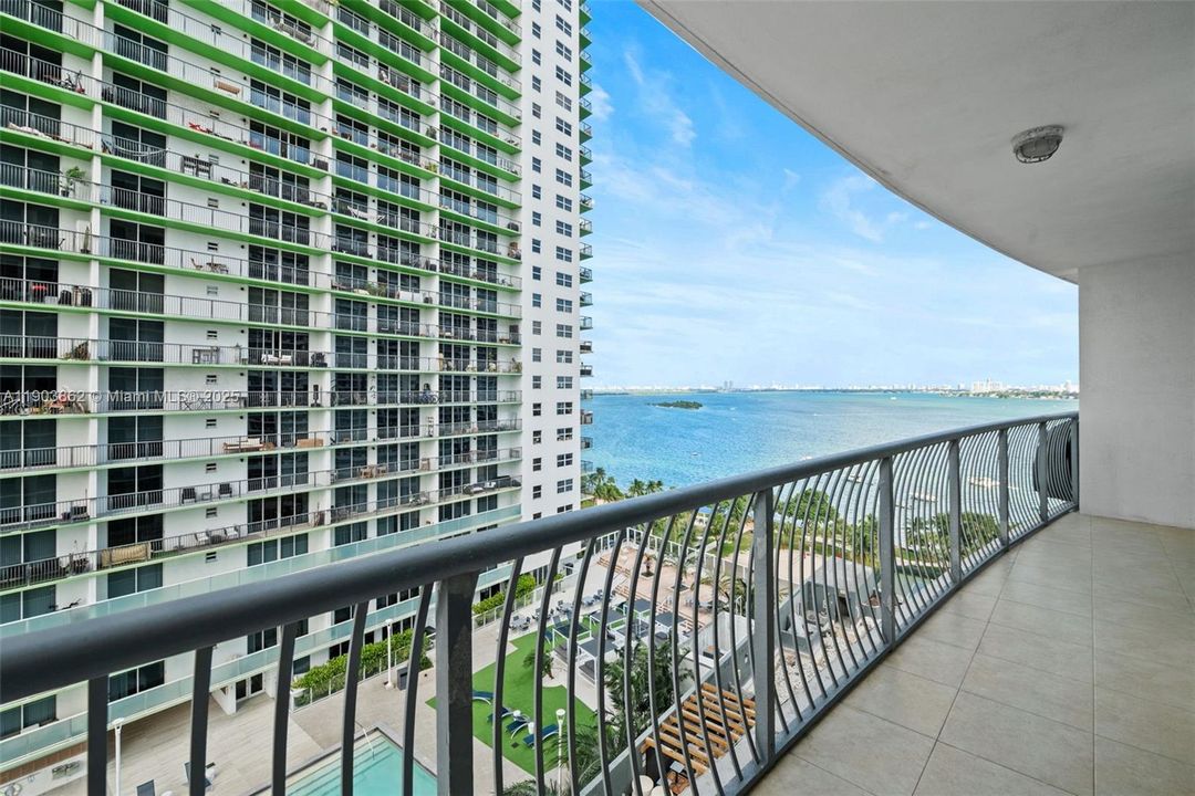 Active With Contract: $305,000 (1 beds, 1 baths, 825 Square Feet)