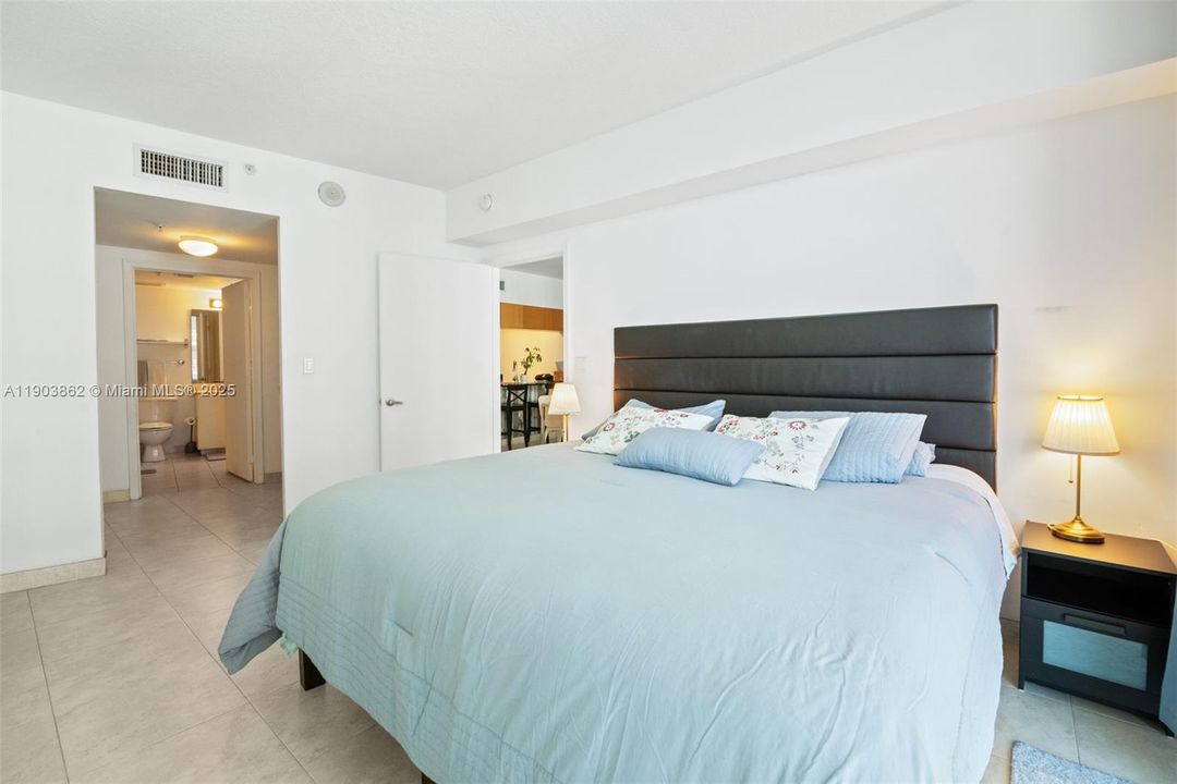 Active With Contract: $305,000 (1 beds, 1 baths, 825 Square Feet)