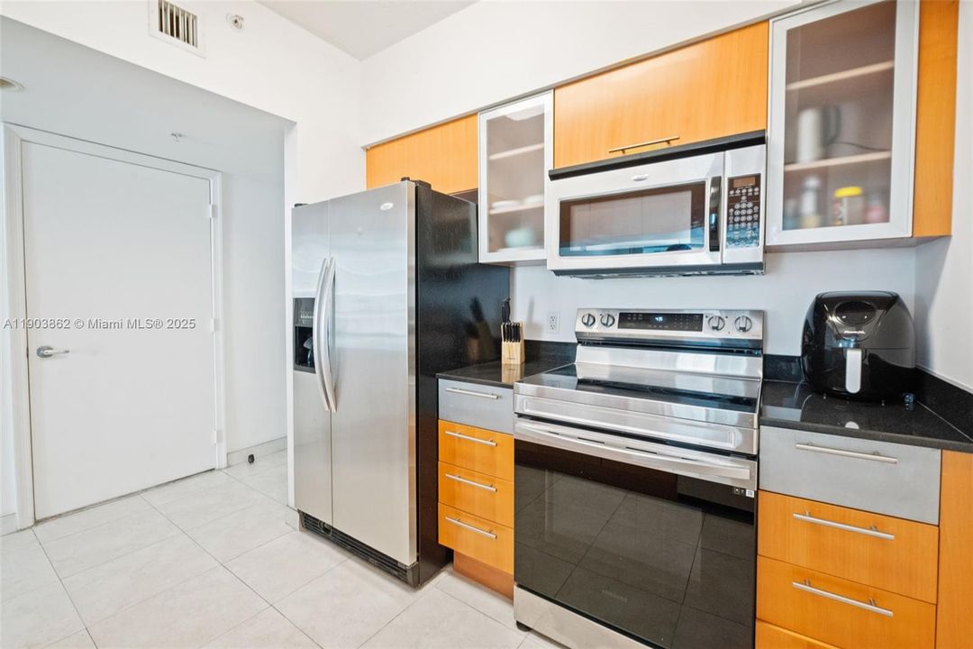 Active With Contract: $305,000 (1 beds, 1 baths, 825 Square Feet)