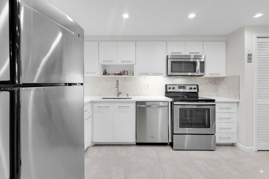 For Sale: $239,990 (2 beds, 2 baths, 1112 Square Feet)