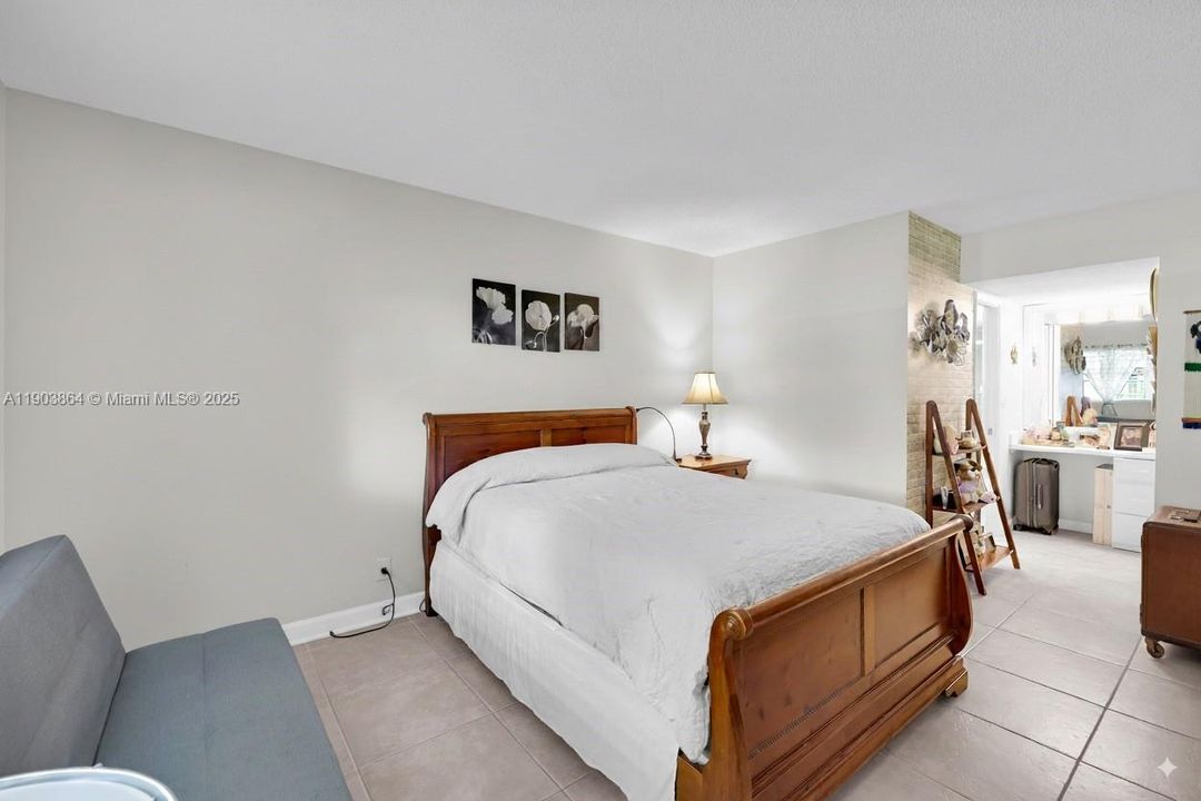 For Sale: $239,990 (2 beds, 2 baths, 1112 Square Feet)