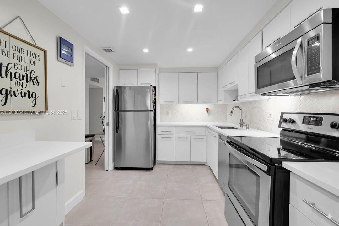 For Sale: $239,990 (2 beds, 2 baths, 1112 Square Feet)