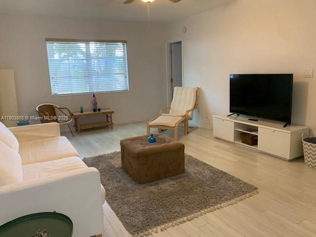 Под контрактом: $2,000 (1 спален, 1 ванн, 685 Квадратных фут)