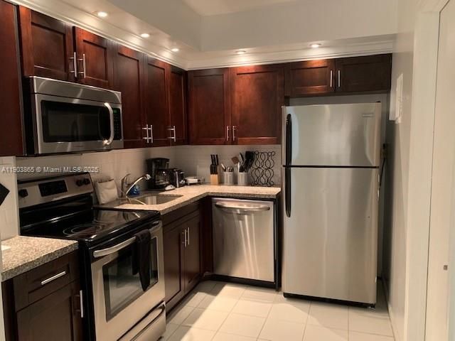 Под контрактом: $2,000 (1 спален, 1 ванн, 685 Квадратных фут)