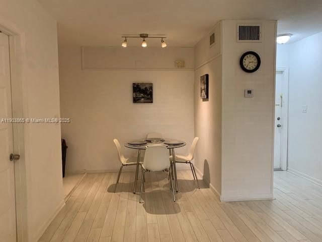 Под контрактом: $2,000 (1 спален, 1 ванн, 685 Квадратных фут)