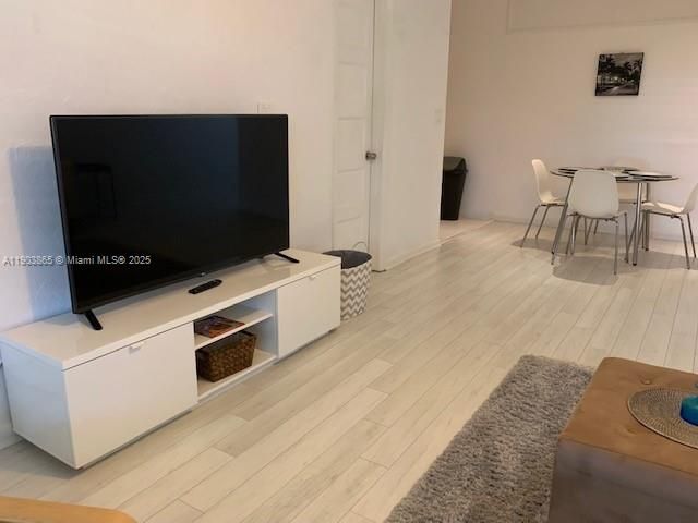 Под контрактом: $2,000 (1 спален, 1 ванн, 685 Квадратных фут)