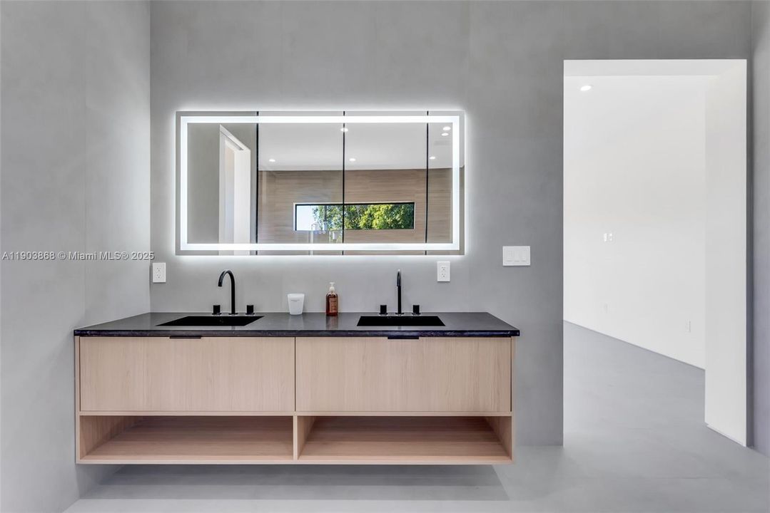 合同活跃: $2,275,000 (4 贝兹, 4 浴室, 3500 平方英尺)