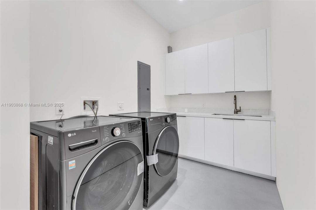 合同活跃: $2,275,000 (4 贝兹, 4 浴室, 3500 平方英尺)