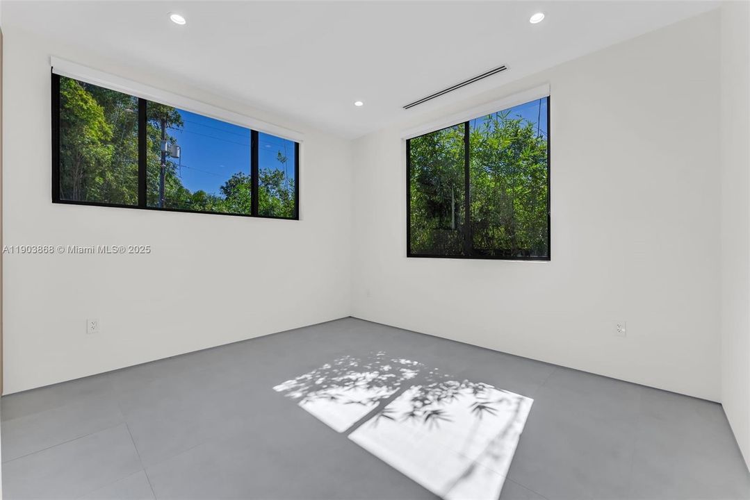 合同活跃: $2,275,000 (4 贝兹, 4 浴室, 3500 平方英尺)