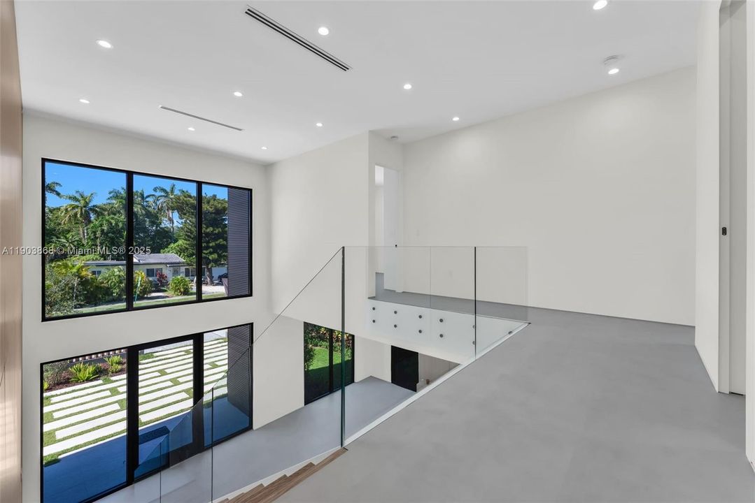 合同活跃: $2,275,000 (4 贝兹, 4 浴室, 3500 平方英尺)