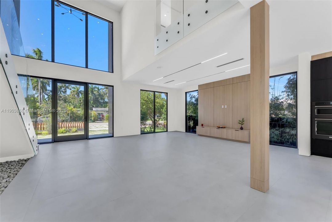 合同活跃: $2,275,000 (4 贝兹, 4 浴室, 3500 平方英尺)