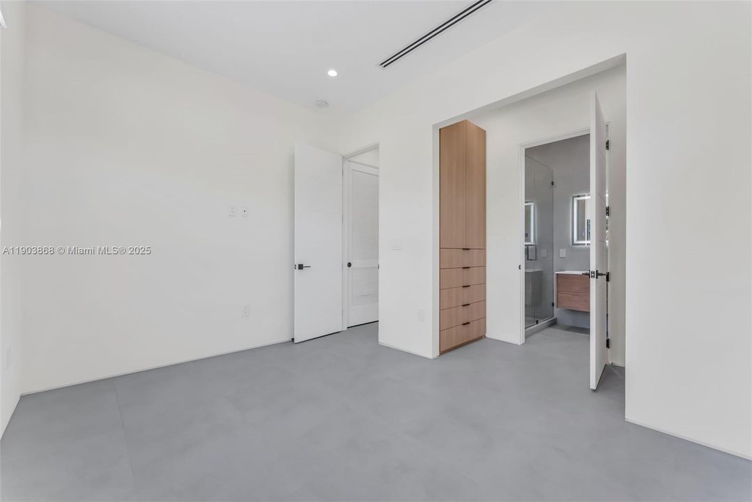 合同活跃: $2,275,000 (4 贝兹, 4 浴室, 3500 平方英尺)