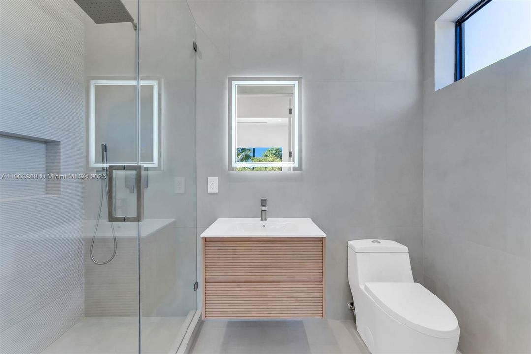 合同活跃: $2,275,000 (4 贝兹, 4 浴室, 3500 平方英尺)