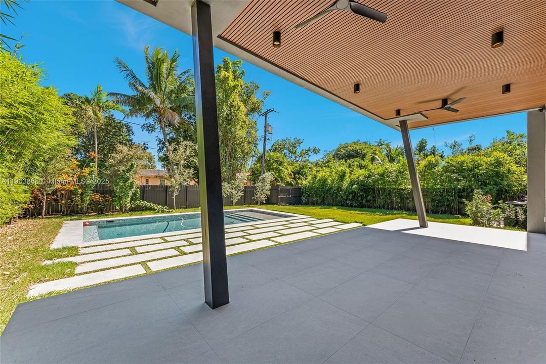 合同活跃: $2,275,000 (4 贝兹, 4 浴室, 3500 平方英尺)