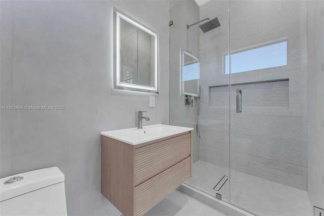 合同活跃: $2,275,000 (4 贝兹, 4 浴室, 3500 平方英尺)