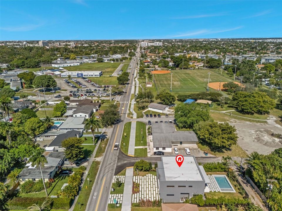 合同活跃: $2,275,000 (4 贝兹, 4 浴室, 3500 平方英尺)