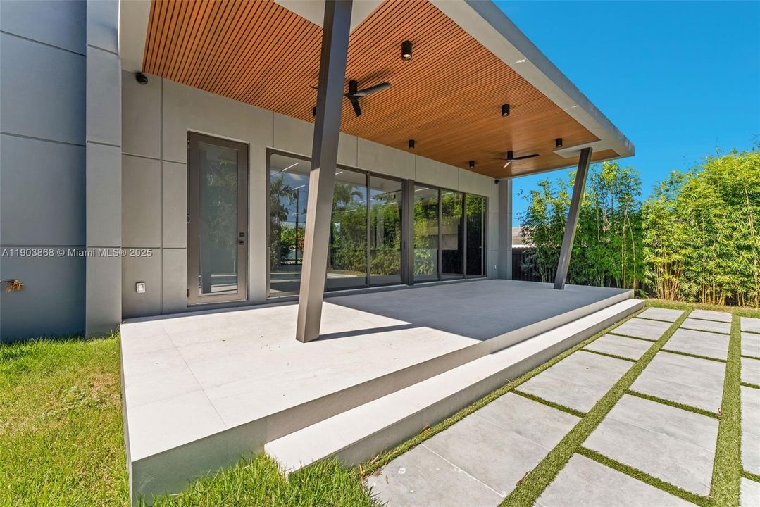 合同活跃: $2,275,000 (4 贝兹, 4 浴室, 3500 平方英尺)