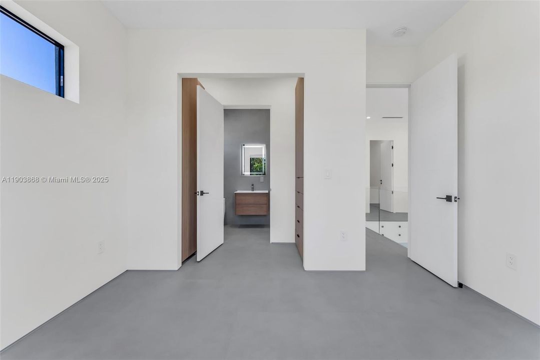 合同活跃: $2,275,000 (4 贝兹, 4 浴室, 3500 平方英尺)