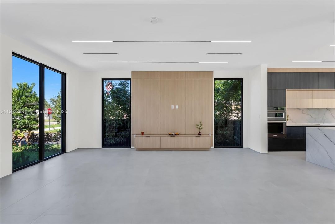 合同活跃: $2,275,000 (4 贝兹, 4 浴室, 3500 平方英尺)