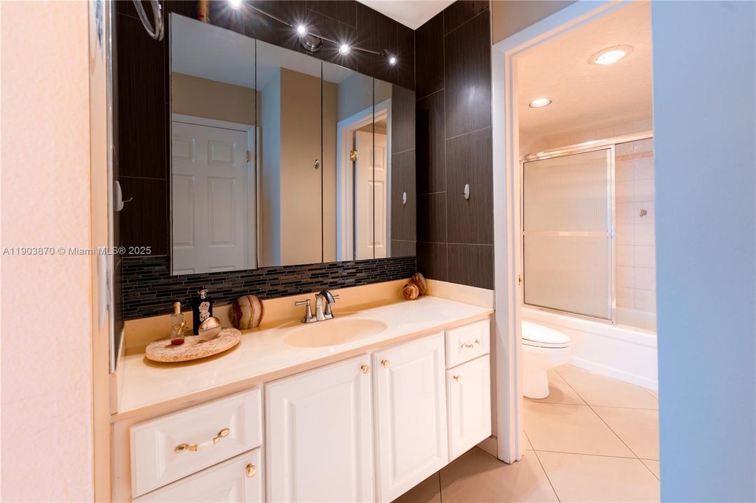 For Rent: $2,800 (1 beds, 2 baths, 980 Square Feet)