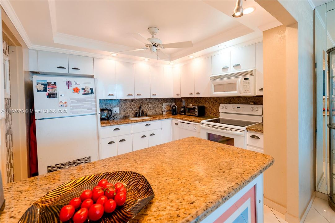 For Rent: $2,800 (1 beds, 2 baths, 980 Square Feet)