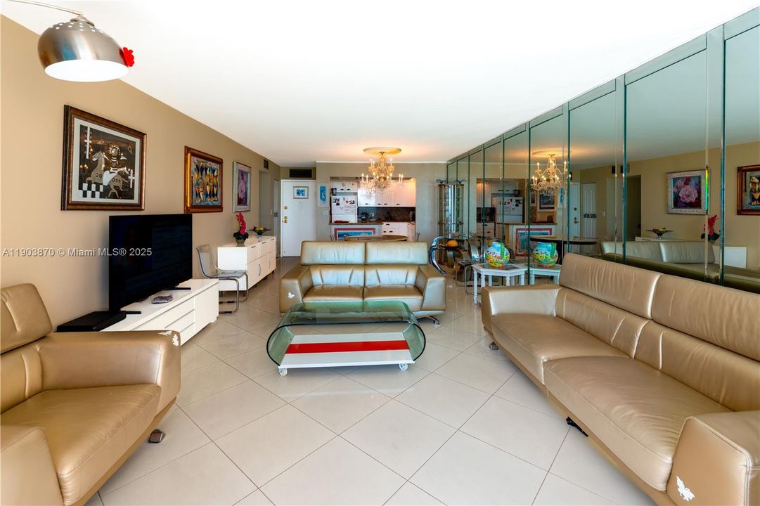 For Rent: $2,800 (1 beds, 2 baths, 980 Square Feet)