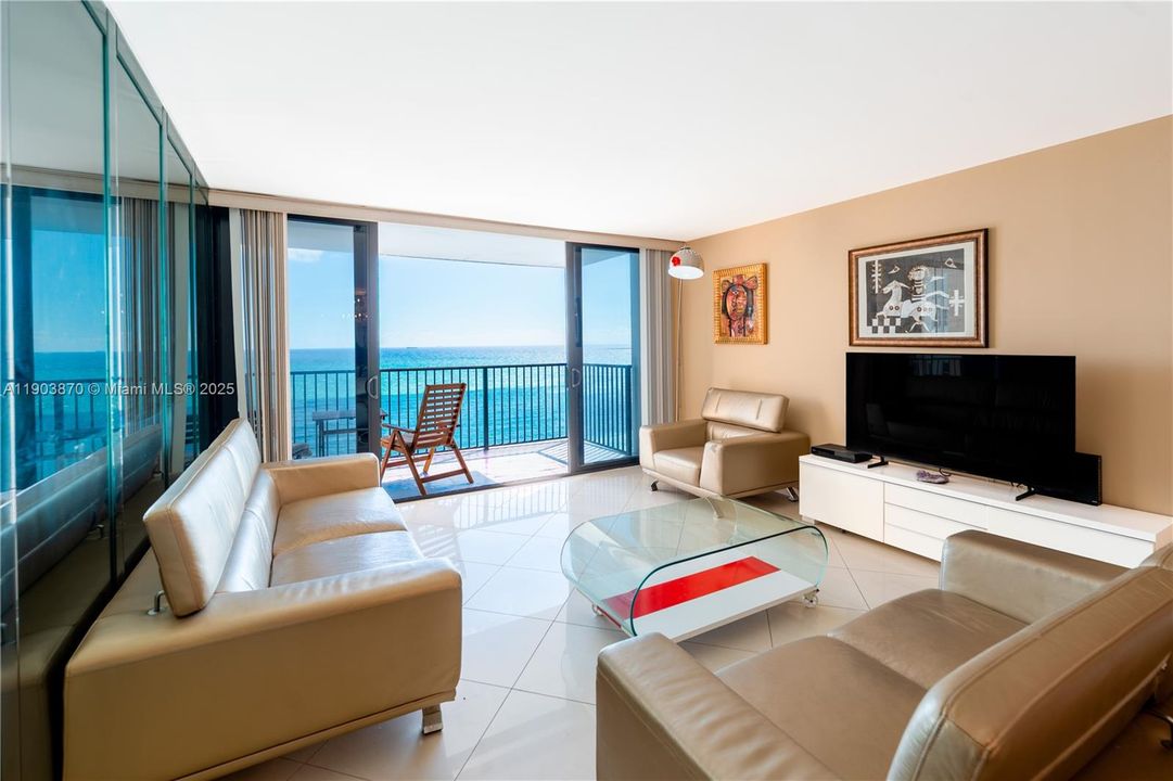 For Rent: $2,800 (1 beds, 2 baths, 980 Square Feet)