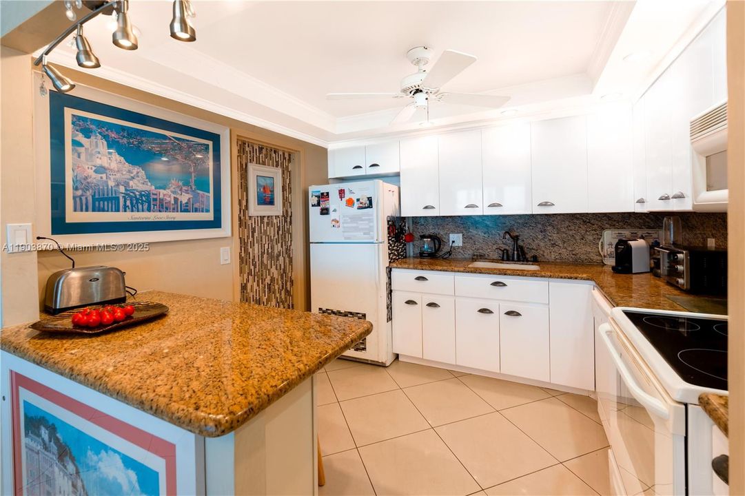 For Rent: $2,800 (1 beds, 2 baths, 980 Square Feet)