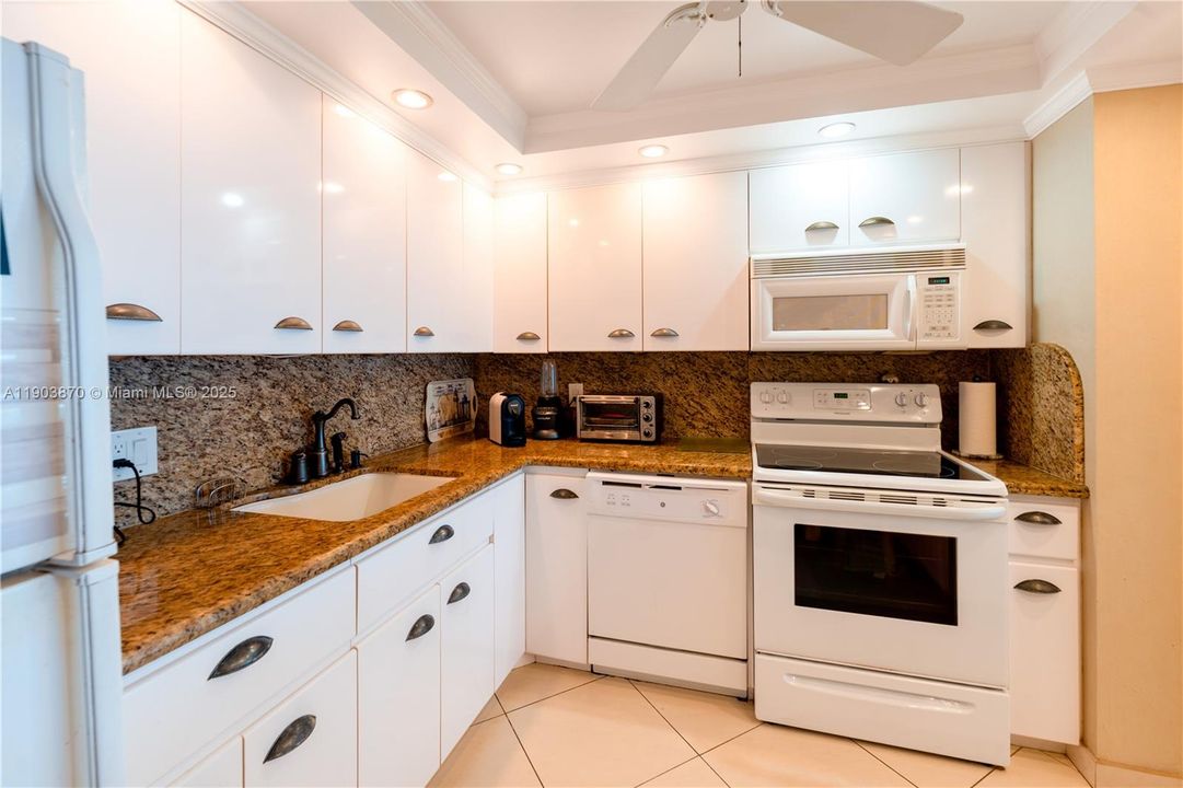 For Rent: $2,800 (1 beds, 2 baths, 980 Square Feet)