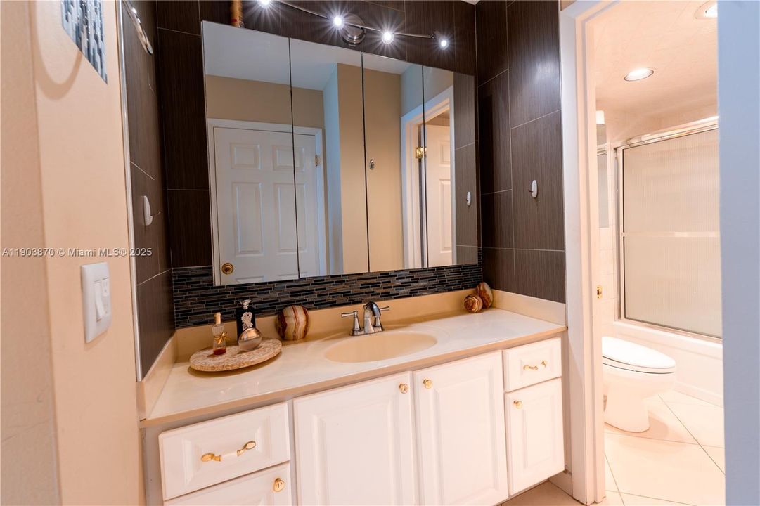 For Rent: $2,800 (1 beds, 2 baths, 980 Square Feet)