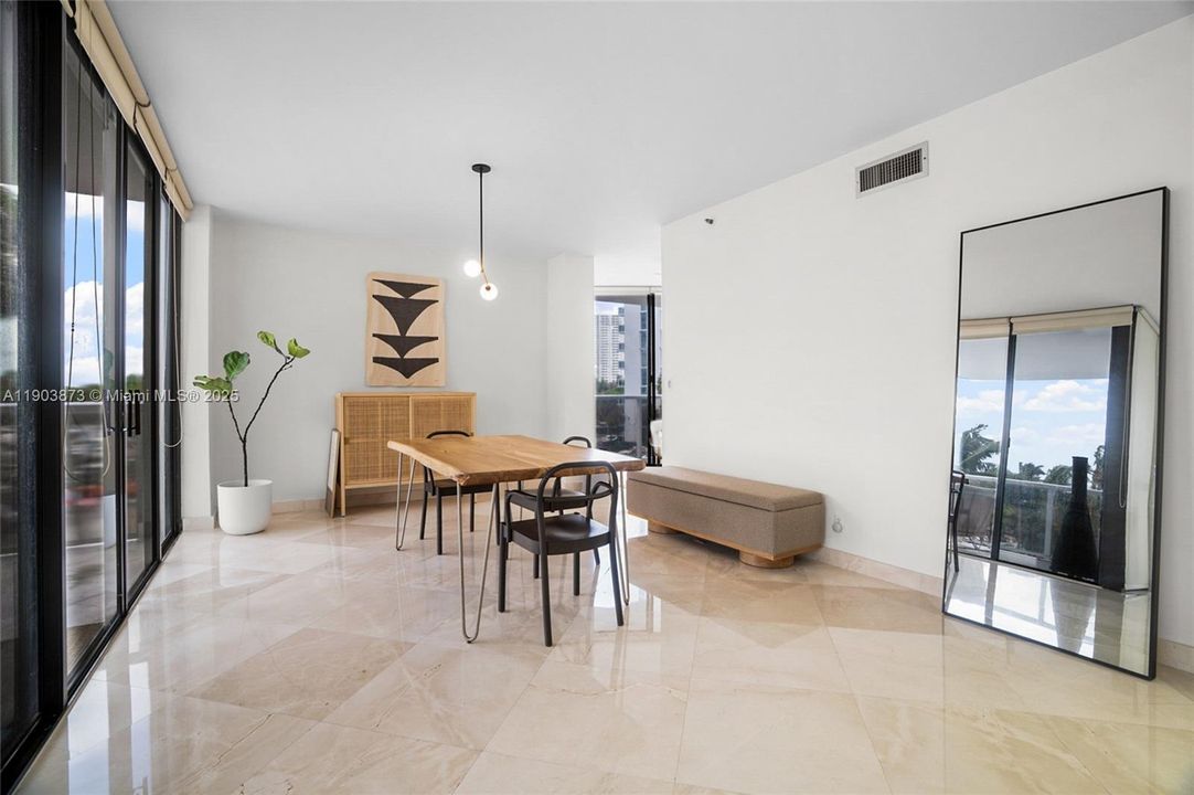 En Venta: $649,999 (2 camas, 2 baños, 1800 Pies cuadrados)