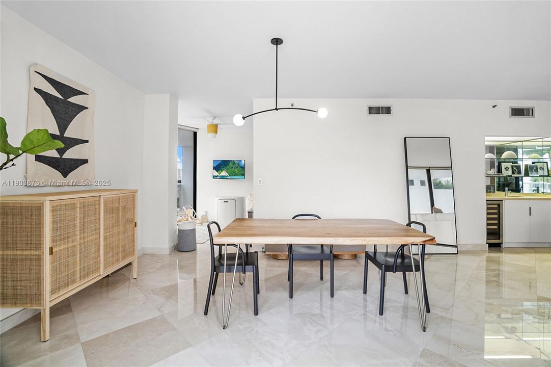 En Venta: $649,999 (2 camas, 2 baños, 1800 Pies cuadrados)