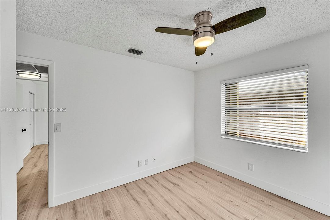 Active With Contract: $2,450 (3 beds, 2 baths, 858 Square Feet)