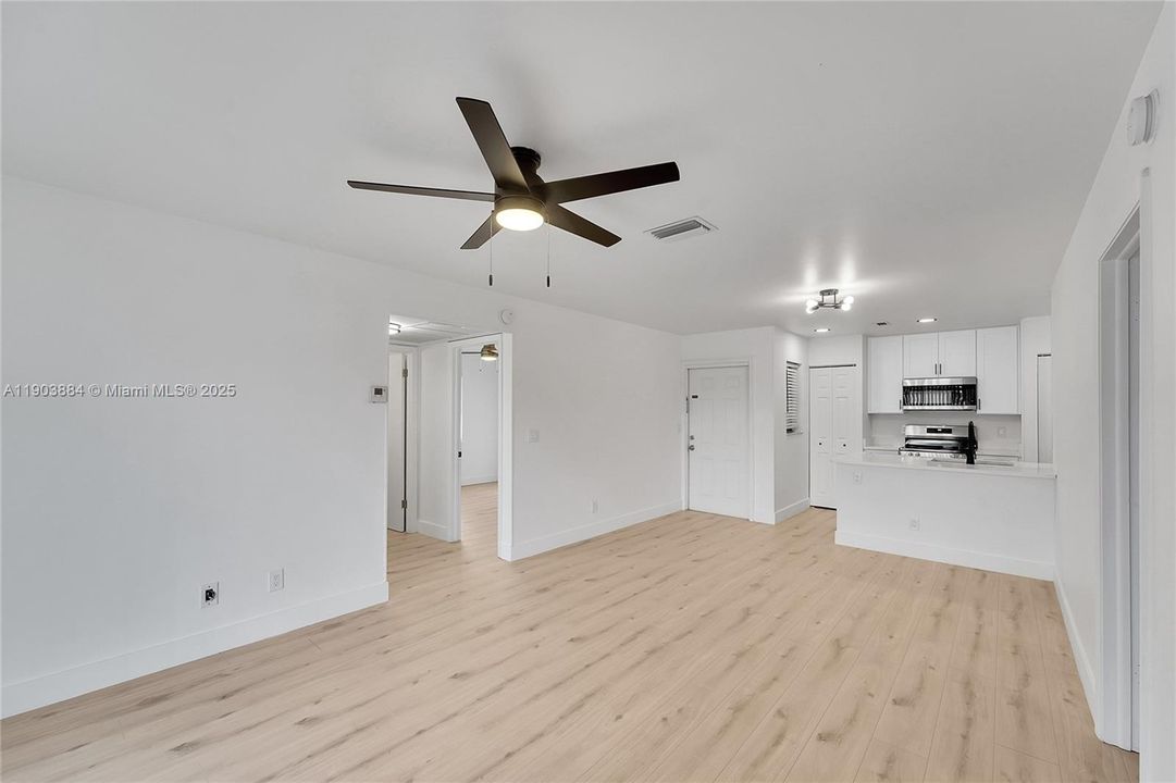 Active With Contract: $2,450 (3 beds, 2 baths, 858 Square Feet)