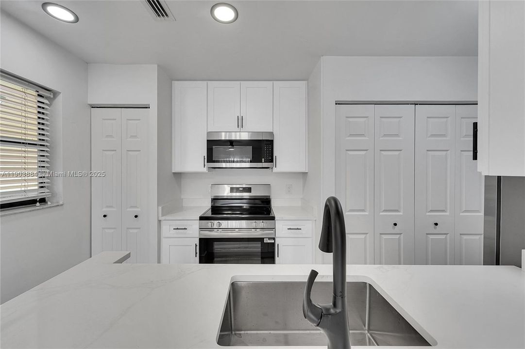 Active With Contract: $2,450 (3 beds, 2 baths, 858 Square Feet)