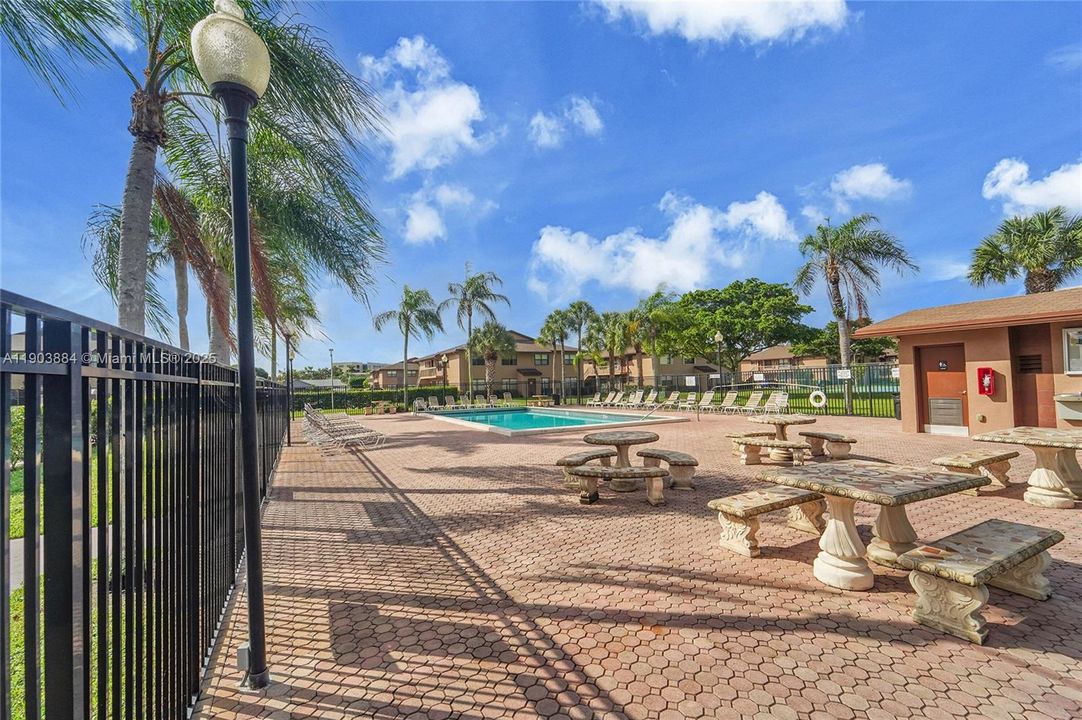 Active With Contract: $2,450 (3 beds, 2 baths, 858 Square Feet)