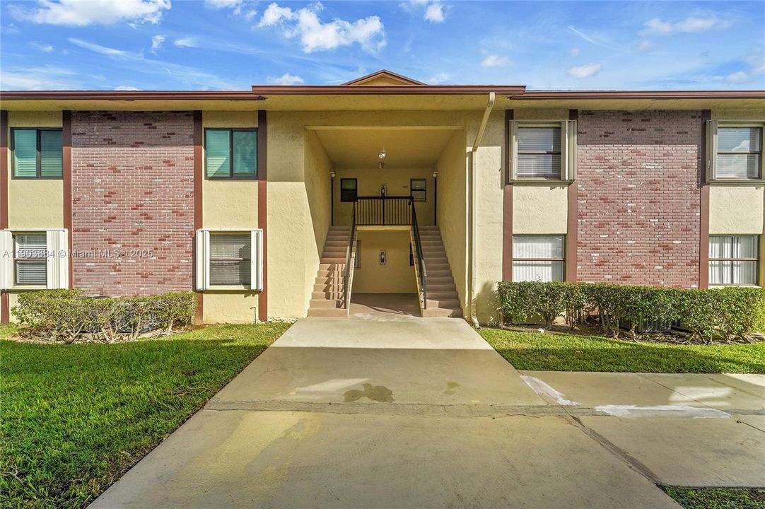 Active With Contract: $2,450 (3 beds, 2 baths, 858 Square Feet)