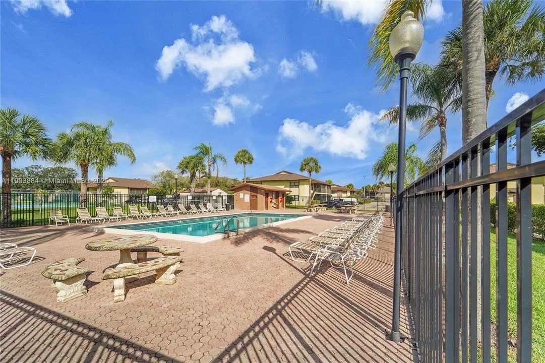 Active With Contract: $2,450 (3 beds, 2 baths, 858 Square Feet)