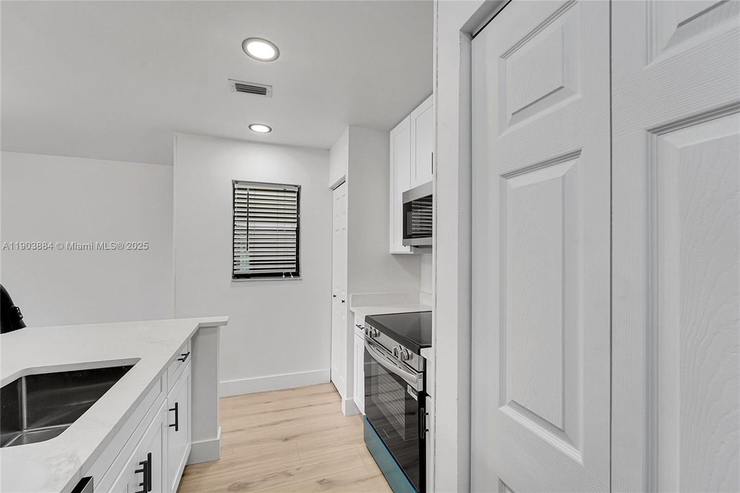 Active With Contract: $2,450 (3 beds, 2 baths, 858 Square Feet)