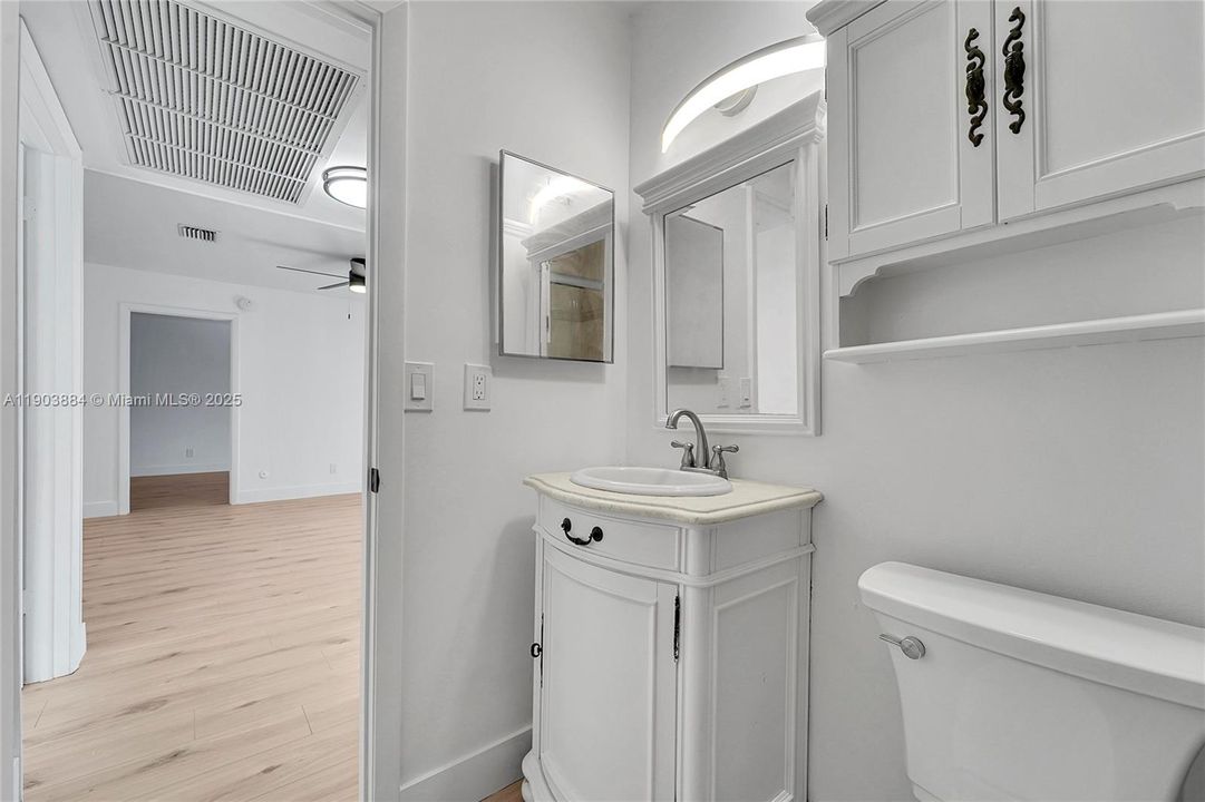 Active With Contract: $2,450 (3 beds, 2 baths, 858 Square Feet)