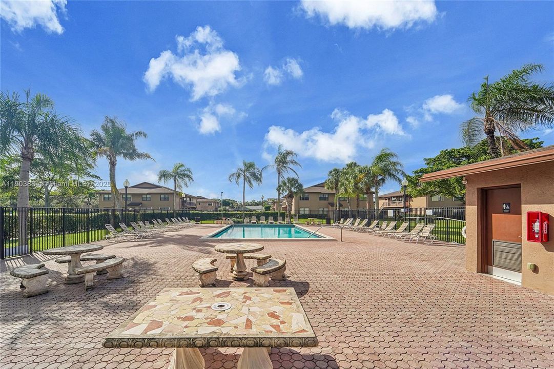 Active With Contract: $2,450 (3 beds, 2 baths, 858 Square Feet)