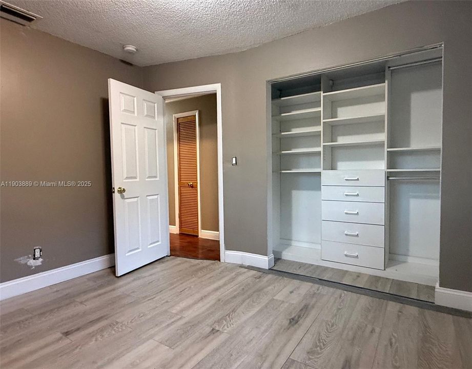 Недавно продано: $428,000 (3 спален, 1 ванн, 1125 Квадратных фут)