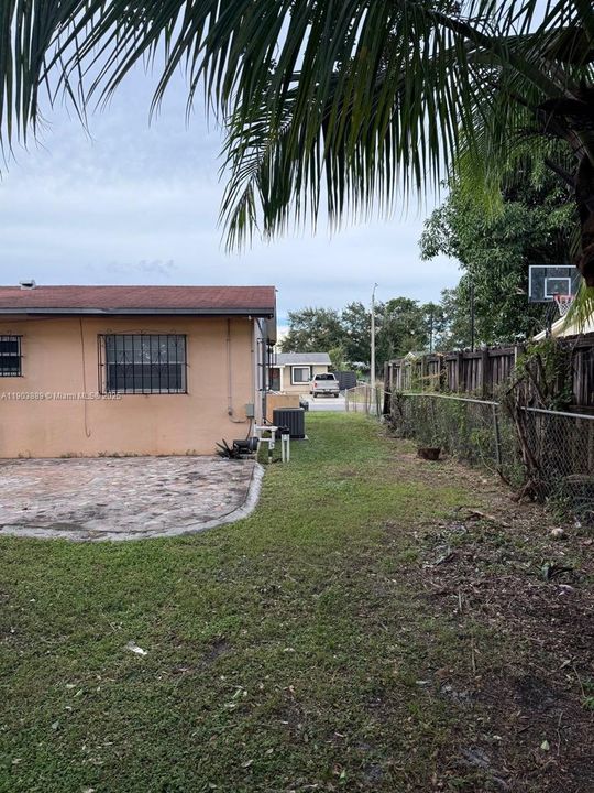 Недавно продано: $428,000 (3 спален, 1 ванн, 1125 Квадратных фут)