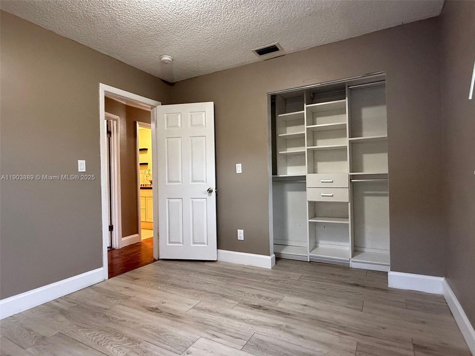 Недавно продано: $428,000 (3 спален, 1 ванн, 1125 Квадратных фут)