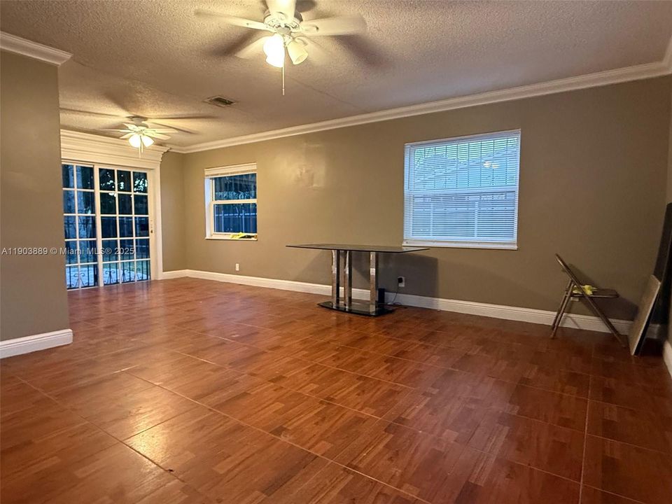 Недавно продано: $428,000 (3 спален, 1 ванн, 1125 Квадратных фут)