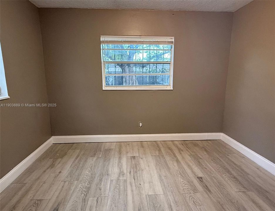 Недавно продано: $428,000 (3 спален, 1 ванн, 1125 Квадратных фут)